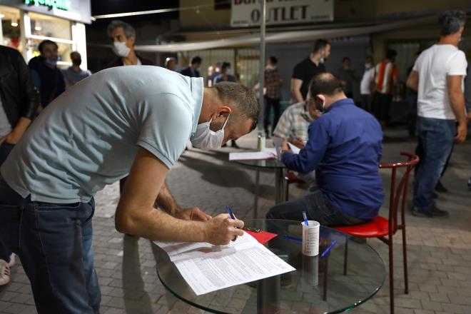 T�rk K�z�lay Bursa �ube Ba�kan� Davut G�rkan, b�yle hassas bir d�nemde g�sterdikleri duyarl�l�k nedeniyle B�y�k�ehir Belediye Ba�kan� Alinur Akta� ile AK Parti il ve il�e y�neticilerine te�ekk�r etti. Normalde ramazan aylar�nda kan stoklar�n�n d��me e�iliminde oldu�unu dile getiren G�rkan, “Fakat korona vir�s ba�lang�c� itibariyle de ciddi manada kritik seviyelere gelmi� olduk.  Kan stoklar�m�z�n kritik seviyelere inmesi sebebi Genel Merkezimizin acil koduyla yapt��� �a�r�lara b�y�k bir duyarl�l�k s�z konusu. Bu duyarl�l�k nedeniyle hem hem�ehrilerimize hem de B�y�k�ehir Belediye Ba�kan�m�za te�ekk�r ediyorum. Bursa'daki ekiplerimizle teyakkuz halindeyiz. Tarihi Belediye Binam�z�n kar��s�ndaki heykel ba��� merkezimizde saat 10'dan gece 24'e kadar, gerekti�inde de sahura kadar, Kent Meydan� Fomara'daki yerlerimizde de saat 10 ile 19 aras�nda vatanda�lar�m�za kan ba���� ile ilgili olarak hizmet veriyoruz” dedi.