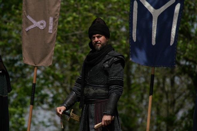 Yapmn Urduca olarak Pakistanllarla bulumasna deinen Manzur, "zleyicilerin dizideki ihtiam grmelerini, Mslmanlarn nasl adil olduklarn ve dnyay uzun yllar yneten Osmanl mparatorluu'nu nasl kurduklarn anlayabilmeleri iin diziyi Urduca dublajl olarak Pakistanllarn byk ounluuna ulatrmaktan dolay mutluyuz" deerlendirmesinde bulundu.