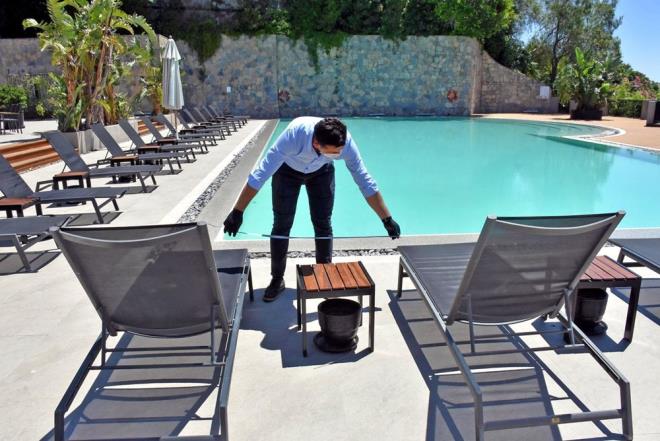 Bu kapsamda turizm tesislerindeki havuz evresi ve kydaki glgelikler ile ezlong gruplar dahil tm genel kullanm alanlar sosyal mesafe planna uygun olarak dzenlenecek.