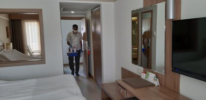 O yzden mmkn olduunca misafirlerimizi kapdan alp en hzl ve az temasl ekliyle resepsiyonda giriini yapp odasna gndereceiz. Odalar zaten dezenfekte edilmi olacak" ifadelerinde bulundu.