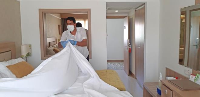 "SERTFKA ALAN TESSLER BR ADIM NDE OLACAK"  <br>  Profesyonel Otel Yneticileri Dernei (POYD) Bakan lkay Atmaca, konuyla ilgili deerlendirmede bulundu.    Otellerde balatlan sertifikasyon dnemine deinen Atmaca, sertifika alan tesislerin bir adm nde olacan belirtti.