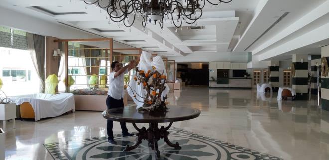 "TATL ZGRLK DEMEK"  Havuzda, barda, restoranda, deniz kenarnda, her yerde sosyal mesafeye dikkat edileceinin altn izen Atmaca, "lkemize gelecek turistlerin havalimannda ateleri llecek. Biz sektr olarak her yeri maske ve eldivenli insanlarla doldurmak istemiyoruz nk insanlar tatil yapmaya geliyor. Tatil zgrlk demek. Buras bir hastane deil, buras yldzl bir otel.