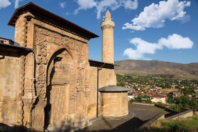 SVAS DVR ULU CAM    <br>UNESCO Dnya Miras Listesi'ne giren Sivas Divrii Ulu Cami'nin yapmna 1228 ylnda balanm. Cami Mengcekli Beyi Ahmet Turan, Darifa ksm ise ei Melike Turan tarafndan yaptrlm. Caminin kaps, kabartmalar ve stunlardaki ta iilii en ok ilgi gren yerleri. Dnya harikas Divrii Ulu Cami'ye evinizden kmadan seyahat edebilirsiniz.  <br>  https://www.360tr.com/browse-360-derece-sanal-tur-sivas-panoramas-1-date.html?lang_id=tr