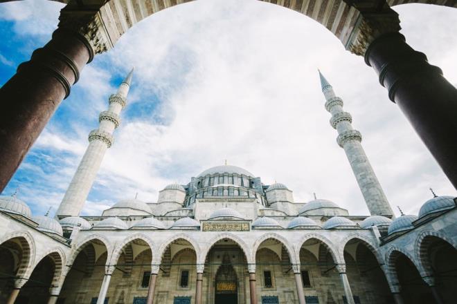 SLEYMANYE CAM / STANBUL  <br>  Osmanl mparatorluu'nun en grkemli yllarnda Kanuni Sultan Sleyman tarafndan Mimar Sinan'a yaptrlan cami dnemin artlarnda 7 yl gibi ksa bir srede tamamlanm. inileri, 32 pencerenin camiye yapt aydnlatma ve akustii, bu tarihi yapy zel klan en nemli ayrntlar. Kanuni Sultan Sleyman'n stanbul'un fethinden sonraki 4. Padiah olmas nedeniyle 4 minareli ve 10. Padiah olmas nedeniyle 10 erefeli olan bu tarihi mabedin mistik dnyas sizi bekliyor. Kaynak: Enuygun.com<br>    http://www.3dmekanlar.com/tr/suleymaniye-camii.html