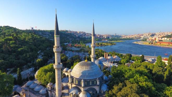 EYP SULTAN CAM / STANBUL<br>    stanbul'un ziyaret edilen en kutsal yerlerinden biri olan Eyp Sultan Camisi'ni sanal ortamda gezebilirsiniz. Caminin bahesinde Hazreti Muhammed'i evinde arlayan onunla savam ilk Mslmanlardan sahabe ve ensarlardan biri olan Ebu Eyyub el-Ensari'nin trbesi bulunuyor. Kutsal kabul edildii iin Osmanl padiahlarnn kl kuand ve sefere kmadan nce ziyaret ettii bu kutsal mabedi sanal ortamda gezebilirsiniz.<br>    http://www.3dmekanlar.com/tr/eyub-sultan-camii.html