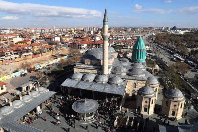 MEVLANA TRBES / KONYA    <br>slam aleminin nemli dnrlerinden Mevlana, Konya'dan dnyaya sevgi ve sayg dolu iirlerle seslenmi. Onun bu yaklam bugn hala hayranlkla izleniyor ve eserleri onlarca dile evrilmi. Mevlana'nn dergah eklemelerle mzeye dntrlm ebedi istirahatgahna sanal bir yolculuk yapabilirsiniz.<br>    https://www.360tr.com/mevlana-turbe-kapisi-panorama-sanal-tur_69e89f795_tr.html