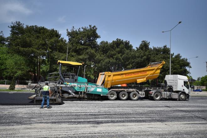 Bykehir Belediyesi&#8217;nin mesaisi kapsamnda Bursa&#8217;da, 19 Mays Atatrk&#8217; Anma, Genlik ve Spor Bayram nedeniyle getirilen ve hafta sonu tatiliyle birletirilen 4 gnlk sokak kstlamas nedeniyle 20 bin ton scak asfalt dklecek. Daha nce yaplan mesailerle birlikte Korupark istikametinden Merinos&#8217;a kadar gelen yeni asfalt yol, buradan Gkdere Bulvar&#8217;na kadar uzatlacak.
