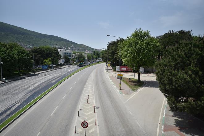 Asfalt kaplama mesaisinin yannda pekilik, Muradiye ve Hamzabey gibi blgeler ile Osmangazi, Yldrm, Nilfer, Kestel ve negl ilelerinin muhtelif noktalarnda parke ve bordr faaliyetlerine hz kazandran Bykehir Belediyesi, son olarak 4 gne balanan sokaa kma yasanda ise Merinos Park n ile Gkdere Kava ve Vakf Kava ile Otosansit Kava arasn, Namazgah ve pekilik caddelerindeki kaz dolgu ve asfalt hazrlk yatrmlarn gndemine ald. Szkonusu hatlar ile birlikte merkez Yeil, Hamzabey ve Hrriyet ile Kestel-Bursa ve negl-Mimarsinan caddelerinde de dzenleme almalar, Bykehir Belediyesi ekipleri tarafndan hzlandrld.