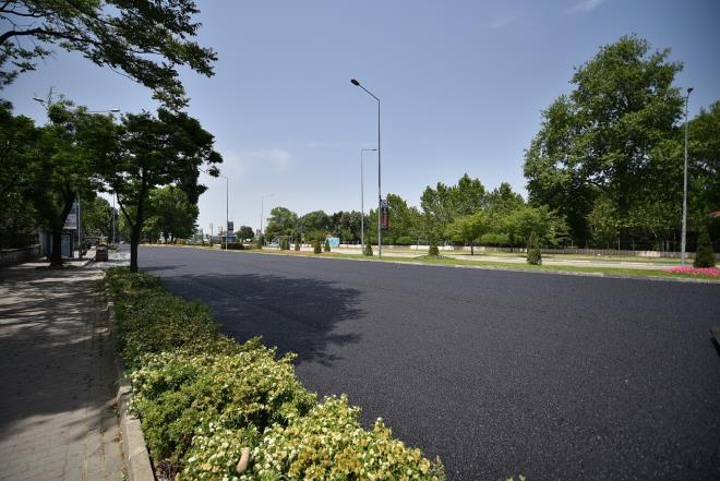 Koronavirs tedbirleri erevesinde getirilen sokaa kma yasaklar kapsamnda harekete geen ve bugne kadar yaklak 70 bin ton asfalt zeminle buluturarak ypranan Bursa caddelerine hayat veren Bykehir Belediyesi, 19 Mays Atatrk&#8217; Anma, Genlik ve Spor Bayram nedeniyle uygulanan kstlama kapsamnda ise 4 farkl noktada byk apta yenileme almas balatt.