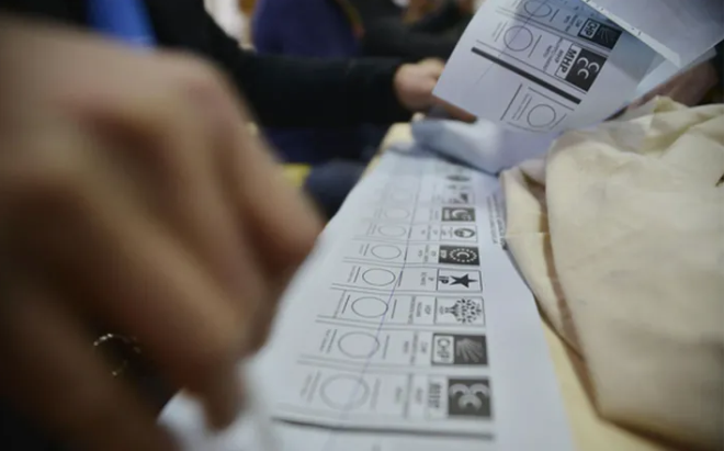 AK Parti yerele ynetimlerde hizmet noktasnda nemli aamalar kaydetmiti. Bunun zerine koyarak dikkat ekici bir belediyecilik hizmeti ortaya koymak ok zordu. CHP'li stanbul ve Ankara belediyesi u ana kadar bu zoru baaramad. Bir de unun altn izmekte fayda var. CHP'nin yereldeki oy oran her zaman genel seimlerin zerindedir.