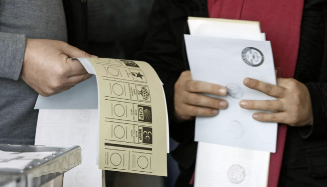 "CHP'de hayal krkl hakim"    <br>-CHP'nin oy oranlarnda bir srama gzlemliyor musunuz?<br>    Son genel seimler oy oran yzde 22.6 idi. Bugn ise yaptmz almada yzde 23.5 sonucuna ulatk. Ancak kendi beklentileri oylarnn yzde 30 snrna dayanm olduu ynndeydi. Geriye braktmz 10 ylda CHP'nin sosyolojik bir skml yaand syleniyordu. Ancak grnen o ki bu skmlk henz alabilmi deil.