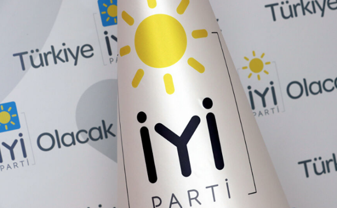 "Y Parti kalc olmak istiyorsa bamsz olmal"    <br>-AK Parti ile ayn tabandan oy almaya alan kkl bykl partiler var. Bunlarn Cumhur ve Millet ittifak dnda nc bir ittifak kuraca syleniyor. Bu ittifaka ans veriyor musunuz?<br>    Tartlan bu nc ittifak ile ilgili farkl bir kanaatim var. Yeni kurulan partiler ve Saadet Partisi'nden bamsz olarak yi Parti'nin kalc bir parti olmas iin baka bir tutuma ihtiyac var. Milliyeti gelenekten gelen bir partinin