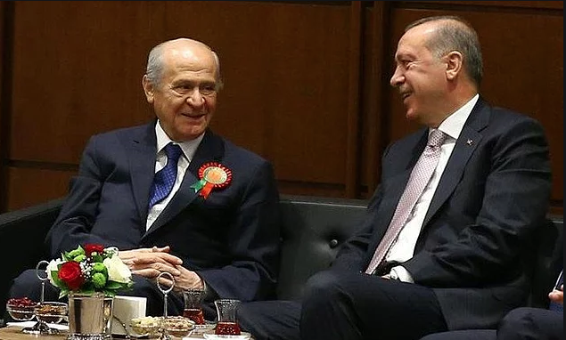 Bu pazar seim olsa...    <br>-Bu Pazar seim olsa Cumhur ittifak ipi tek bana gsleyebilir diyebilir miyiz?  <br>  Seimleri psikolojisi her dnemde farkl olabiliyor. Ancak bu Pazar gn seim olsa Cumhur ttifak'nn oy orann yzde 55.2 olduunu, meclis ounluunu elde edebileceini ve ilk turda Cumhurbakan seebileceini syleyebiliriz. Dier partilerden de oy alacan da dnerek Cumhurbakan'nn oy orannn biraz daha yksek olduunu bekleyebiliriz.