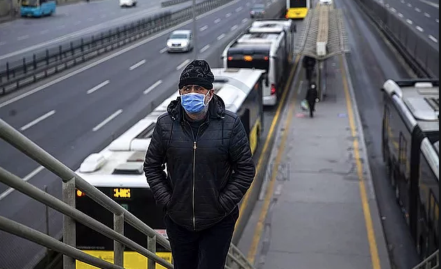 Bunun yansra Hazine ve Maliye Bakanl'nn KOB'lere yapt mali destek, 4 milyon haneye yaplan yaplan dorudan yardm ile ekonomik ve sosyal adan toplumun rahatlatlmasna sebep oldu. Bunun yansra bata ileri Bakanl olmak zere her bakanlk bu srete iyi snav verdi. Bunun ad "yi Ynetim"dir. Pandemi sreci unu gsterdi; hizmet, yatrm ve kriz ynetiminde AK Parti stnln ortaya koyuyor. Buna karlk siyasi polemik zeminine dnlnce CHP daha etkili oluyor.
