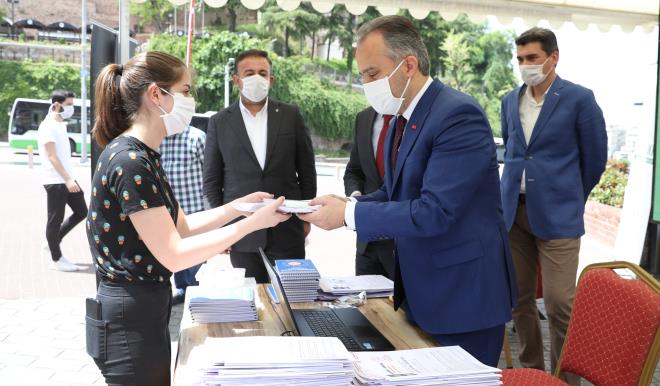 Dnyay etkisi altna alan korona virs salgn nedeniyle BUSMEK marifetiyle niversite adaylarna verilen eitimi dijital ortama tayan Bykehir Belediyesi, niversite yolunda genlerle olmaya devam ediyor.