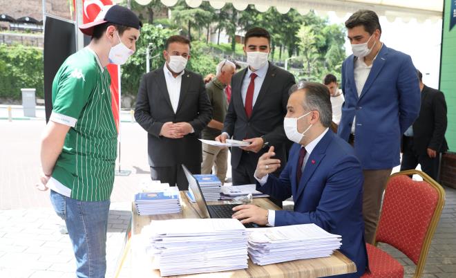 "Bugn de 10 bin adet Temel Yeterlilik Testi Trkiye Geneli Deneme Kitap ile 10 bin adet kalem, silgi ve kalemtratan oluan snav setini hediye ediyoruz. Yarnlarmzn mimar Bursa&#8217;mzn ve lkemizin gelecei olan genler bizim iin ok nemli. Biz onlarn geleceine k tutmaya alyoruz. Biz onlarn iyi bir mhendis, iyi bir retmen, iyi bir doktor, iyi bir mimar, avukat olarak yetimelerinin yannda ayn zamanda devletine, milletine, geleneklerine bal ve beraberinde byklerine saygl genler olarak yetimesini arzu ediyoruz. Biz genlerimize ynelik gelecek planlar yapmaktan asla geri durmayacaz&#8221; diye konutu.