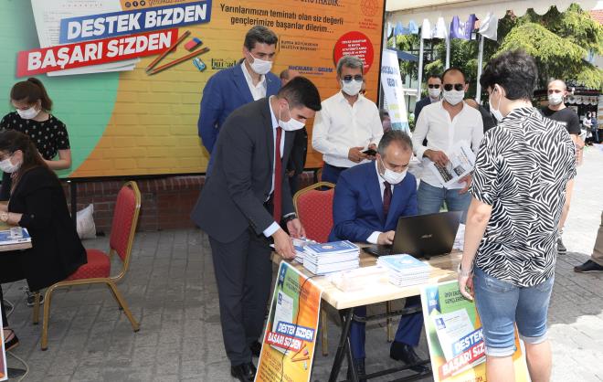 Gelecek planlar  <br>Bursa Bykehir Belediye Bakan Alinur Akta da Zafer Plaza nne kurulan stand ziyaret ederek, bizzat kaydn yapt niversite adaylarna test kitaplarn ve snav setlerini hediye etti.