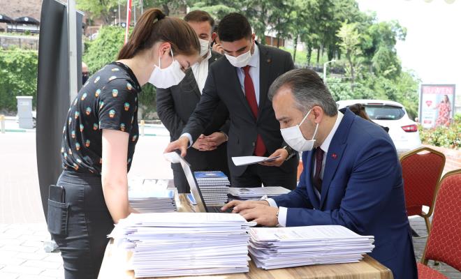 Korona virsle mcadele kapsamnda uygulanan sokaa kma kstlamasnn renciler asndan da bir frsata dnebileceini ifade eden Bakan Akta, &#8220;Aslnda bu sreci onlarn da bir frsat olarak grmeleri lazm. Daha ok evde youn kaldklar bir dnem ve snava hazrlanmak iin ok ama ok iyi bahaneleri var. Bence daha iyi hazrlanabilir. Snavda Bursa adna zel baarlar da beklediimizi hatrlatp, tm rencilerimize baarlar diliyorum&#8221; dedi.<br>  BURSA BYKEHR BELEDYES