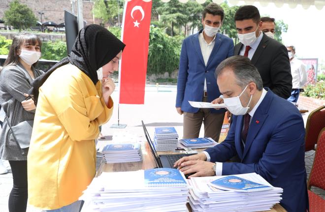 Bykehir Belediyesi, korona virsle mcadele kapsamnda 4 Nisan&#8217;dan beri sokaa kma kstlamas bulunan 20 ya altna tannan 4 saatlik izinde niversite adaylarna srpriz yapt. Osmangazi, Yldrm, Nilfer, Gemlik, Mudanya, Kestel ve Grsu ilelerinde genlerin yrme mesafede ulaabilecekleri noktalara kurulan stantlarda Bursa Bykehir Belediyesi, l Milli Eitim Mdrl ve Hocalara Geldik Bursa Baar Merkezi ibirliinde hazrlanan 10 bin adet Temel Yeterlilik Testi Trkiye Geneli Deneme Kitap ile kalem, silgi ve kalem tratan oluan 10 bin adet snav seti cretsiz datld.
