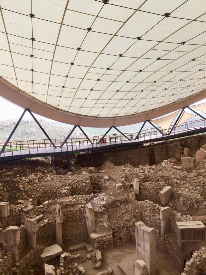 Tarihin sfr noktas olarak bilinen, yabanc ve yerli turistlerce Gneydou Anadolu'nun en ok ziyaret edilen tarihi mekanlarn banda gelen Gbeklitepe renyeri, 1 milyon 673 bin kez gezilerek, sanal mzeler ierisinde en ok grlen yer oldu.  <br>  Cumhuriyet'in dnm noktasna ahitlik yapan, Mustafa Kemal Atatrk ve silah arkadalarnn almalarn yrtt Birinci Meclis Binas olan Kurtulu Sava Mzesi ise 941 bin 516 kez gezildi.