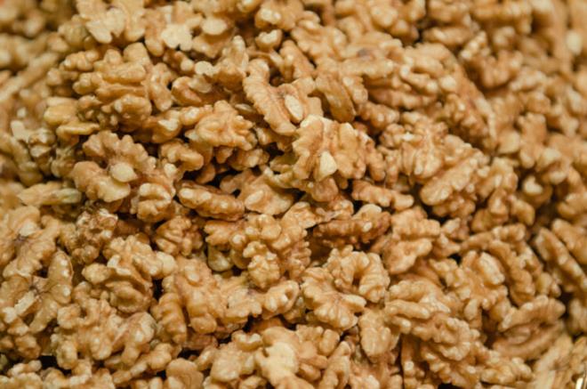 Beynin zellikle de hafza ve meknsal renme gibi blgelerinde iyiletirici etkileri bulunur.  Dzenli olarak tketildiinde ise Alzheimer ile savar.