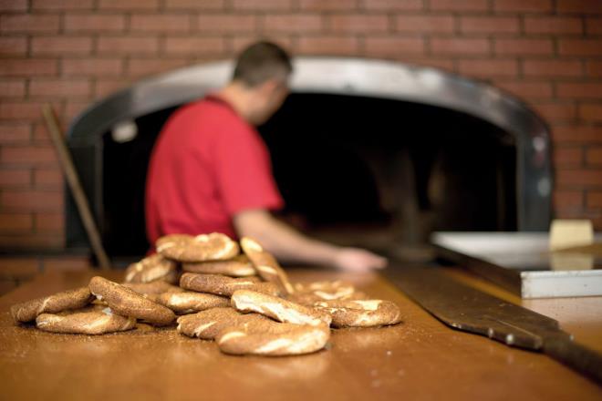Vatandalar (65 ya ve zeri ile 20 ya ve altnda bulunanlar hari olmak zere) zorunlu ihtiyalarnn karlanmasyla snrl olmak ve ara kullanmamak artyla (engelli vatandalarmz hari) ikametlerine en yakn market, bakkal, manav, kasap ve kuruyemiilere gidip gelebilecektir.