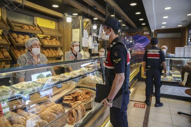 Alnan kararlara uymayan vatandalara Umumi Hfzsshha Kanununun 282'nci maddesi gereince idari para cezas verilmesi bata olmak zere aykrln durumuna gre Kanunun ilgili maddeleri gereince ilem uygulanacak.