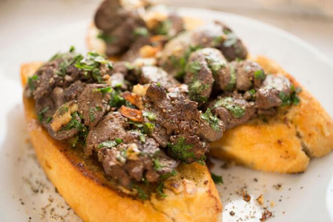 Bakr<br>  Yetikinler gnde 900 mcg (mikrogram) bakra ihtiya duyar. Sakatatlar, etler, balk, susam, fstk, kuru baklagiller, kakao, yumurta ve yeil sebzelerde yksek miktarda; tahllar ve dier sebzelerde orta miktarda; st ve taze meyvelerde ise ok az miktarda bakr bulunur.