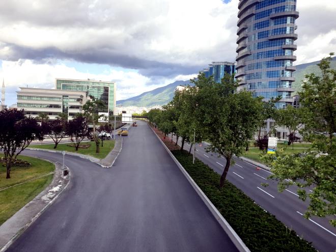 Korona virs salgnnn yaylmn nlemek iin dezenfeksiyon almalar bata olmak zere salgndan etkilenen vatandalara scak yemek, erzak ve pazar ihtiyalarnn temini noktasnda youn bir aba harcayan Bykehir Belediyesi, dier taraftan da salgn frsata dntrp, yllardr bakm yaplamayan ana caddelere adeta hayat verdi.