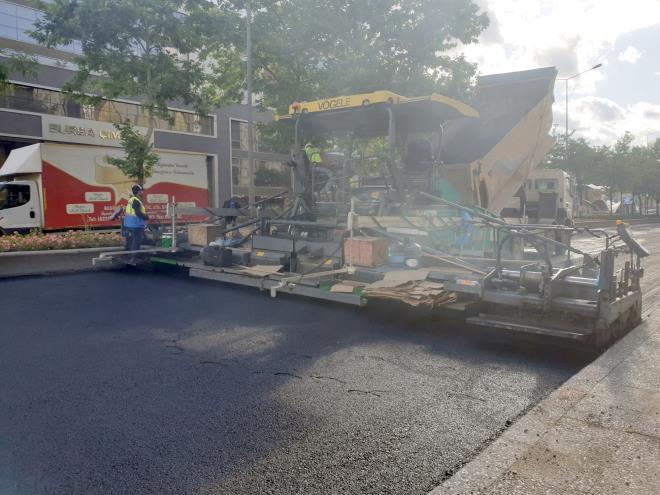 Bykehir olarak salgnn yaylmn nlemek iin dezenfeksiyon ve sreten olumsuz etkilenen vatandalara sosyal yardm konularna byk nem verdiklerini dile getiren Bakan Akta, "Ancak salk asndan alnan tm tedbirlere ramen hayat tm hzyla devam ediyor. Bu nedenle zellikle hafta sonlar uygulanan sokaa kma yasaklarn ok iyi deerlendirip, yllardr mdahale edilemeyen ana arterleri sil batan yeniledik. Bu srete normalde aylarca srecek almalar gece gndz alarak ksa srede tamamlayan tm ekip arkadalarma teekkr ediyorum" dedi.  <br>  BURSA BYKEHR BELEDYES