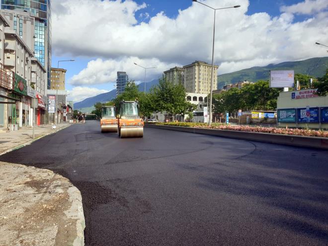 ileri Bakanl&#8217;nn 30 Bykehir ve Zonguldak&#8217; kapsayan illerde 11 Nisan'dan itibaren hafta sonlar uygulad sokaa kma yasaklarn tarihi bir frsata dntren Bykehir Belediyesi, normal zamanda trafik yk nedeniyle mdahale etmenin mmkn olmad tm ana arterlerde balatt asfaltlama almalarn arife ve Bayram gnlerinde de srdrd.