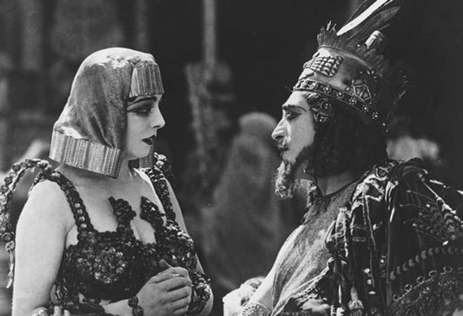 <p><b>12. Intolerance (1916)</b></p>    <p><b>Eletirmen notu:</b>99/100</p>    <p><b>Seyirci notu:</b>8.7/10</p>