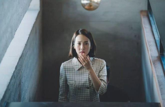 <p><b>42. Parasite (2019)</b></p>    <p><b>Eletirmen notu:</b>96/100</p>    <p><b>Seyirci notu:</b>8.9/10</p>