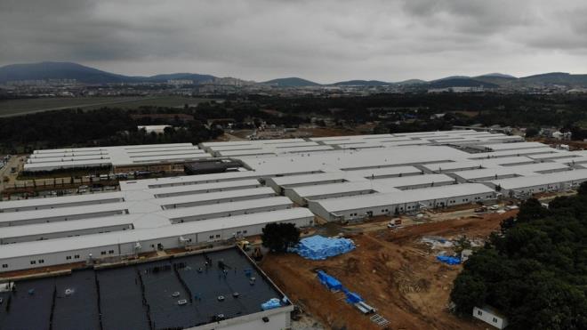 Hastane 2 b�l�m halinde 8 bloktan olu�uyor. 1005 art� 5 yatak kapasiteli hastanenin her odas� ise tek ki�ilik olarak haz�rlan�rken, yine her oda ihtiya� halinde yo�un bak�m odas�na d�n��t�r�lebiliyor.