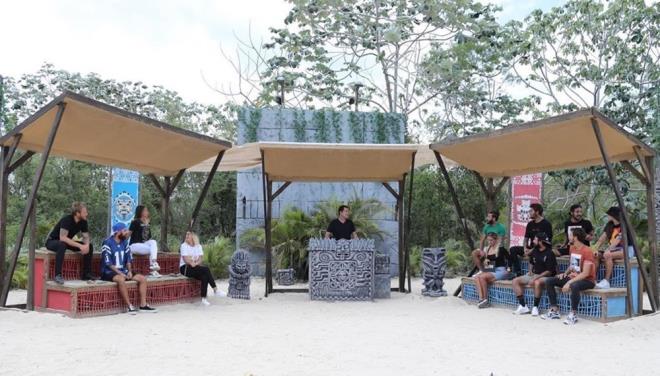 Survivor tarihinde ilk kez canl� olarak yay�nland�. Ekrana gelen son b�l�mde Acun Il�cal�, Instagram hesab�ndan baz� sorular y�neltti. Bu sorulara verilen cevaplar�n y�zde oran�n� ise Survivor �nl�ler tak�m� g�n�ll�ler tak�m� yar��mac�lar� do�ru tahmin etmeye �al��t�.