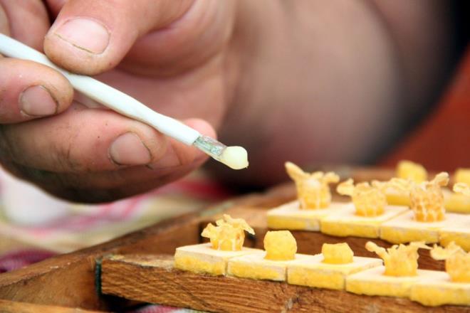 Her y�l nisan-may�s ay� i�erisinde sa��m�na ba�lanan ve eyl�l ay�na kadar hasad� devam eden ar� s�t�, kovanlardan ��kart�lmaya ba�land�. Ar� s�t�, ila� ve kozmetik sekt�r�nde kullan�l�rken, v�cuttaki �l� h�creleri canland�rmas� nedeniyle ra�bet g�r�yor. Ar� s�t� ayr�ca �ocu�u olmayan �iftlerin de tercihlerinin ba��nda yer al�yor. �zel ka��k kullan�larak, metal ile temas ettirilmeden renkli cam kaplara aktar�lan ar� s�t�, ard�ndan �ok bekletilmeden dondurucularda muhafaza alt�na al�n�yor. Bal, propolis ve polenden daha fazla gelir sa�layan ar� s�t�, ar�c�lar i�in ciddi bir gelir kap�s�.