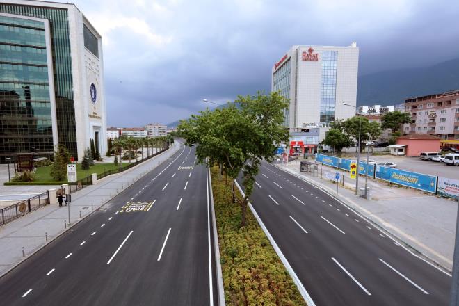 Son 6 haftalk periyotta Mudanya yolu, T1, T3 tramvay hatlar, Setba, Yeil, Namazgah, pekilik ile Gkdere - Acemler arasnda yllardr bakmlar yaplamayan yollar sil batan yenilendi. Getiimiz hafta sonu Merinos - Gkdere aras geli istikameti yenilenen Ankara yolunun ayn gzergahdaki gidi istikameti de bayram tatili boyunca devam eden almalarla Bursa&#8217;ya yakr bir hale getirildi. arife gecesi yasan balad ilk dakikalarda sahaya inen ekipler tarafndan yenilendi. Sadece sokaa kma yasaklarnda yaplan almalarla bugne kadar 28 kilometrelik gzergah, yaklak 80 bin ton asfalt dklerek sil batan yenilendi.