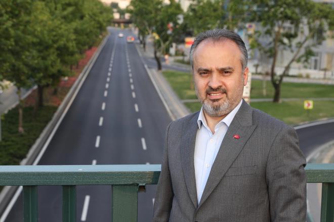 Bursa'da trafik younluu yznden yllardr bakmlar yaplamayan yollar, sokaa kma yasaklar sayesinde konfora kavutu. Sadece sokaa kma yasaklarnda yaplan almalarla bugne kadar 28 kilometrelik gzergah, yaklak 80 bin ton asfalt dklerek sil batan yenilendi.