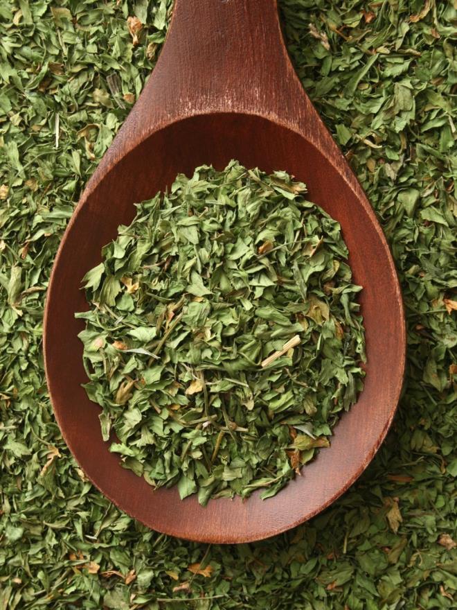 11. KURUTULMU� MAYDANOZ  <br>  Baharat olarak kullan�lan kurutulmu� ve ���t�lm�� maydanoz, sa�l�kl� kemikler ve di�ler i�in bor, flor�r ve kalsiyum bak�m�ndan zengin. 100 gram�nda 292 kalori var.