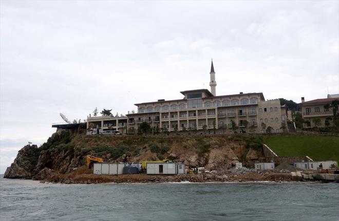 K�lt�r ve Turizm Bakanl���, TOBB, GT� i�birli�iyle yap-i�let-devret modeliyle, darbenin ard�ndan idam edilen Ba�bakan Adnan Menderes, D��i�leri Bakan� Fatin R��t� Zorlu ve Maliye Bakan� Hasan Polatkan'�n yarg�lamas�n�n yap�ld��� Yass�ada ve Sivriada'daki tarihi ve k�lt�rel de�erlere sahip yap�lar�n korunarak yenilenmesi ve bu adalar�n halk�n hizmetine sunulmas� amac�yla 2015 y�l�nda temeli at�lan proje tamamland�.