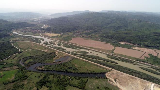 Zonguldak'�n 30 y�ll�k geri gidi�ini durduracak proje  <br>  Metin Demir, 2020 sonu itibar�yla bitirilmesi hedeflenen liman�n 2 bin 450 metre mendirek ve 3 bin metre r�ht�m boyuyla 19 metrelik draft� ve 25 milyon ton kapasitesiyle T�rkiye'nin en b�y�k 3 liman�ndan biri olaca��n� s�yledi. Bu yat�r�m�n b�lgede yap�lacak sanayi yat�r�mlar�n� �zendirecek nitelikte oldu�unu belirten Demir, �unlar� s�yledi: