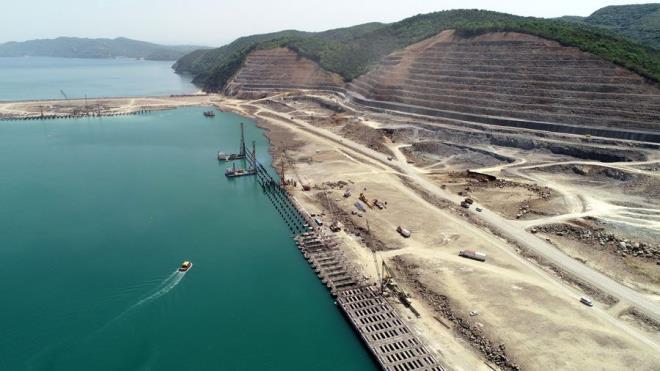 Filyos liman� anahtar �neme sahip  <br>    Zonguldak Ticaret ve Sanayi Odas� Ba�kan� Metin Demir, Filyos Projesi'nin sadece kent i�in de�il Bat� Karadeniz i�in de b�y�k �neme sahip oldu�unu s�yledi. Zonguldak'�n, T�rkiye Cumhuriyeti'nin kalk�nma hamlesinde k�m�r ve demir �elik �retimiyle �nemli tarihi merkezlerinden oldu�unu; ancak k�m�r sekt�r�ndeki azalmayla son 30 y�ld�r geri gidi� meydana geldi�ini s�yledi. Filyos Projesi'ni 'b�lgenin umudu' olarak g�rd�klerini anlatan Demir, "Zonguldak 1950'li y�llarda T�rkiye'nin kalk�nm�� 6'nc� illeri aras�ndayken bug�n 28'inci s�raya kadar gerilemi� durumda. Filyos Projesi, oyunun kurallar�n� k�kten de�i�tirecek, Zonguldak'�n 30 y�ll�k geri gidi� s�recini tersine �evirecek mahiyette bir proje. Bat� Karadeniz b�lgesi olarak Filyos Projesi'nden beklentimiz �ok b�y�k. Arka sahada planlanan end�stri b�lgesinin faaliyete ge�mesi, �u anda serbest b�lge olarak planlanan arazilerin yat�r�mc�yla bulu�mas� i�in Filyos Liman� anahtar �neme sahip. Y�zde 70'le civar�nda tamamlanma oran�na ula�t�. Bu proje devletimizin �ok �nem verdi�i bir proje" diye konu�tu.