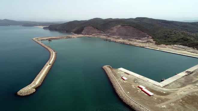 B�lgenin kurtulu�u olarak bak�l�yor  <br>    Ayr�ca yat�r�m program�nda 6 milyon metrekarelik alan da 'Filyos End�stri B�lgesi' ilan edildi. 4 milyon metrekare alan ise 'serbest b�lge' olarak sanayicilere a��ld�. Yap�lacak yat�r�mlar ile b�lgede faaliyete ge�ecek fabrikalarda 12 bin do�rudan istihdam hedefiyle Filyos Projesi'ne 'b�lgenin kurtulu�u' olarak bak�l�yor. Y�zde 67'si tamamlanan ve 2020 y�l� sonunda faaliyete ge�mesi planlanan Filyos Liman�'n�n ise 25 milyon tonluk y�k kapasitesiyle hizmete girdi�inde, T�rkiye'nin 3 b�y�k liman� aras�na girmesi hedefleniyor.