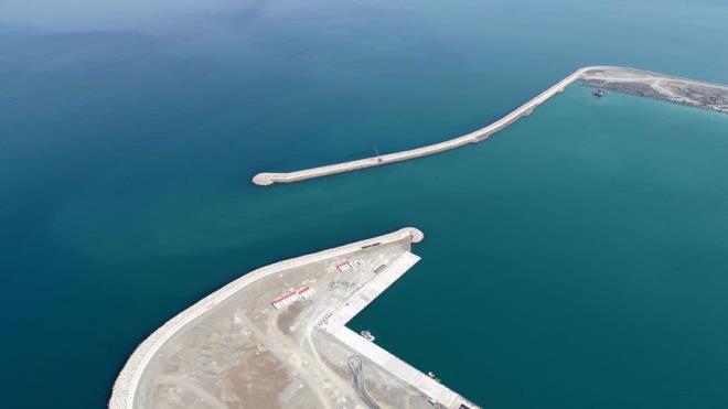 "Devam�nda da hemen geri sahas�nda Sanayi ve Teknoloji Bakanl���'m�zca organize edilen 6 bin dekarl�k bir end�stri b�lgemiz s�z konusu. End�stri b�lgesini y�klenici firma altyap� ke�if ve imar �al��malar� devam ediyor. Liman bittikten sonra �n�m�zdeki y�lda yava� yava� altyap� �al��malar�n�n ba�layaca��n� �n g�r�yoruz. Bakt���m�zda Zonguldak'�n 30 y�ll�k geri gidi�ini durduracak belki de T�rkiye'nin ilk 10 ili aras�na sokacak ekonomik yat�r�mlar bak�m�ndan tarihi bir proje. Biz Zonguldak ve Bat� Karadeniz b�lgesi olarak heyecanla projenin finalle yakla�t���n� g�r�yoruz. Her �ey Filyos ile beraber b�lgemiz i�in daha �ok iyi olacak in�allah. Marmara ve Ankara'dan bu tarafa y�nelmesini istedi�imiz sanayiyi cezbedecek oyunun kurallar�n� de�i�tirecek b�y�k bir projeye ihtiyac�m�z vard�. Filyos'un, 25 milyon tonluk liman�yla 6 bin d�n�ml�k end�stri b�lgesiyle ve yakla��k 11 bin 500 d�n�ml�k serbest b�lgesiyle tamda bu beklentimizi kar��layacak ve Zonguldak'� 28'inci s�ralardan T�rkiye'nin ilk 10 ili aras�na sokacak proje olaca�� y�n�nde umutluyuz."