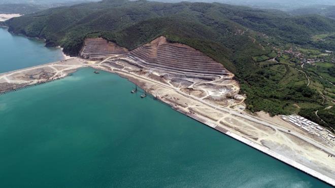 'Yan sanayiler, lojistik kollar�, hizmet sekt�rlerindeki arkada�lar�m�zla bu rakam daha da b�y�yecek"  <br>  "Burada do�rudan istihdamla ilgili farkl� sekt�rlerde farkl� alanlarda farkl� rakamlar ��k�yor kar��m�za. Biz limanda ve end�stri b�lgesinde ve devam�nda serbest b�lgede kurulacak yeni yat�r�mlarla minimum 12 bin ki�i bir istihdam olaca��n� d���n�yoruz. Bu tabi do�rudan istihdam rakam�. Yan sanayiler, lojistik kollar�, hizmet sekt�rlerindeki arkada�lar�m�zla bu rakam daha da b�y�yecek. Filyos liman� end�stri b�lgesi, serbest b�lgesi ve devam�nda G�k�ebey b�lgesinde kurmay� planlad���m�z OSB ile biz b�lgenin 30 y�ld�r ya�ad��� istihdam ve d��ar� g�� problemini tamamen durduracak ve tersine bir ak�m� ba�latacak g��te oldu�unu s�yleyebiliriz."