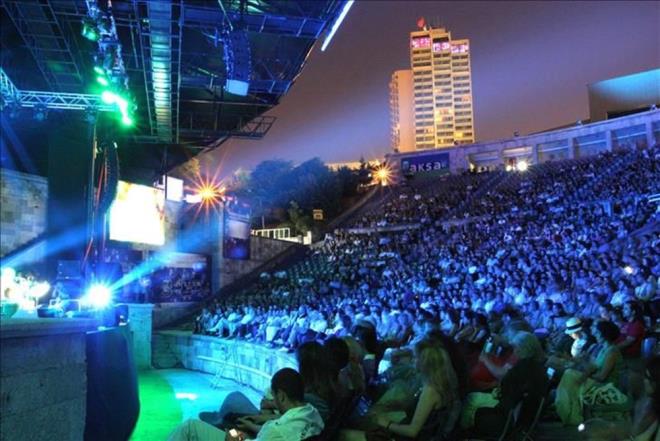 AIK HAVA KONSERLERNE DEVAM <br>  Ak havada oturma alanlar bulunan yerlerdeki konserler saat 24.00 ile snrl olmak artyla balayabilecek.