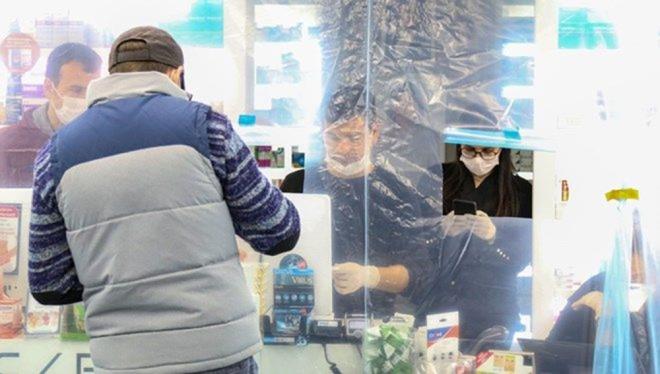 ECZANELER NORMALE DNYOR  <br>stanbul Eczac Odas, normalleme sreci kapsamnda, 1 Haziran Pazartesi gn itibaryla stanbul'da eczane al-kapan saatlerinin hafta ii ve cumartesi gnleri 09.00-19.00 olarak uygulanacan aklad.