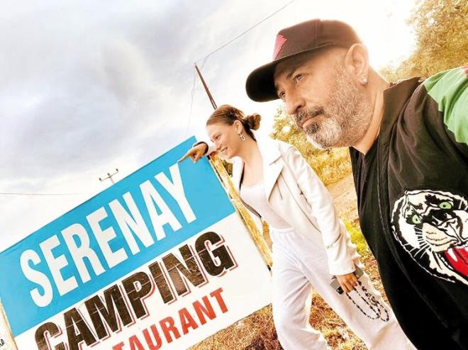 Cem Ylmaz nce Bodrum&#8217;a gitti, ardndan sevgilisi Serenay Sarkaya ile anakkale&#8217;den fotoraf paylat.