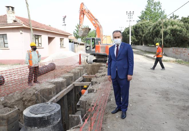 Altyapda durmak yok<br>  Pandemi srecinde enerjisinin byk bir blmn dezenfeksiyon ve sosyal hizmetlere harcayan Bykehir Belediyesi, dier taraftan altyap yatrmlarna da kesintisiz devam etti. zellikle Mustafakemalpaa, Karacabey ve negl ilelerinin altyapsn sil batan yenileyecek Avrupa Yatrm Bankas kredili projenin ihalesi yaplrken, almalara da stant verildi. Bunun yannda 17 ileyi kapsayan ime suyu, kanalizasyon ve yamur suyu imalatlar da pandemi srecinde aksamaya uratlmad.