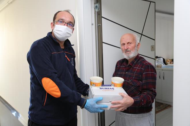 zverili alma<br>  Salgn srecinin Bursa'da en az hasarla atlatlmas iin vatandalara srekli evde kal arsnda bulunan Bykehir Belediyesi, hibir vatandan madur olmamas adna yardm ve destek hizmetlerini de geni bir yelpazede srdryor.Salgn srecinde de evde yal ve hasta bakm hizmetlerini aksatmadan srdren Bykehir Belediyesi, bu srete 33 bin 758 evde bakm hizmeti ve temizli kiti datm gerekletirdi. Yine 4 bin 967 kiinin ambulansla nakli salanrken, Sosyal Hizmetler Daire Bakanl tarafndan 52 bin 867 kiiye sosyal yardm yapld.